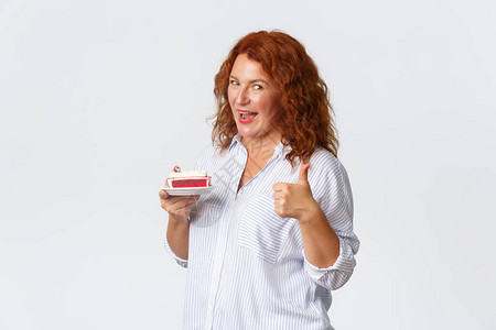 欢笑和高兴的中年红发妇女图片