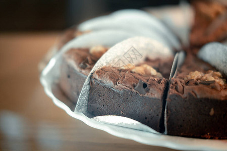 展品中美味的深巧克力巧克力薯片蛋糕图片