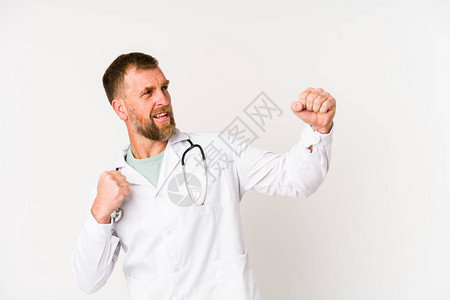 高级医生在胜利后拳头举起高手获胜者概念被图片