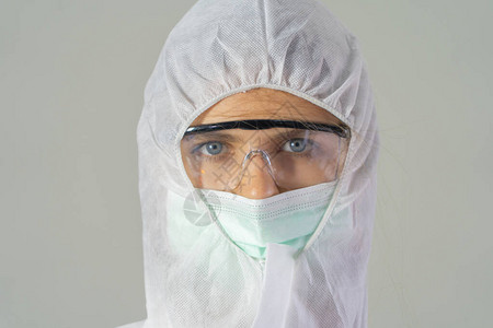 西方科学家或患有Covid19西装和面具的女医生在医院工作时图片