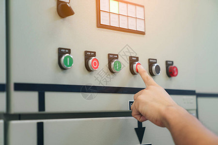 电气工程师在控制室配电柜检查电压和测试高清图片