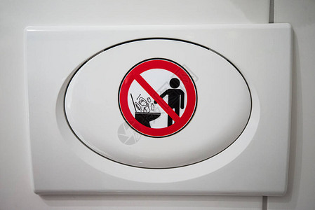 贴在厕所冲水按钮上的粘贴器指示不得将图片