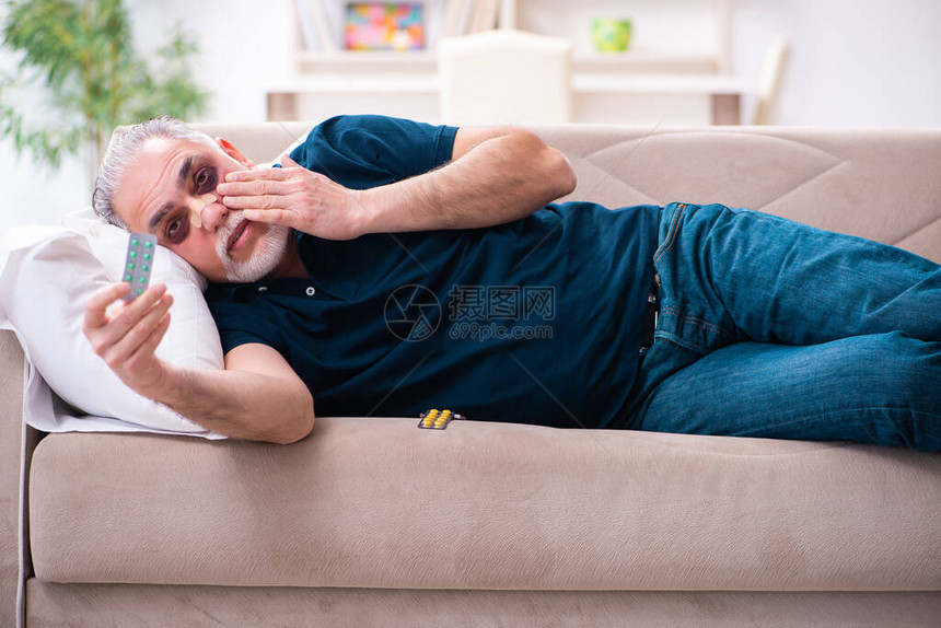 眼睛受伤的老人在家休息图片