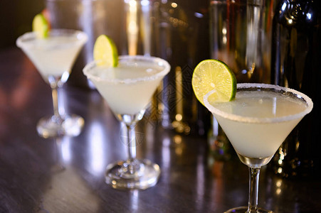 夜总会酒吧马提尼酒杯中柠檬水饮料的特写镜头在酒吧餐厅关闭酒精食品图片