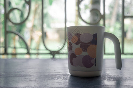 咖啡杯和窗户早上一杯咖啡咖啡杯与背景中的图片