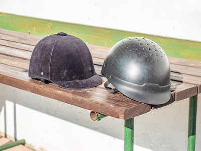 安全骑马头盔是必要的骑兵装备马术运图片