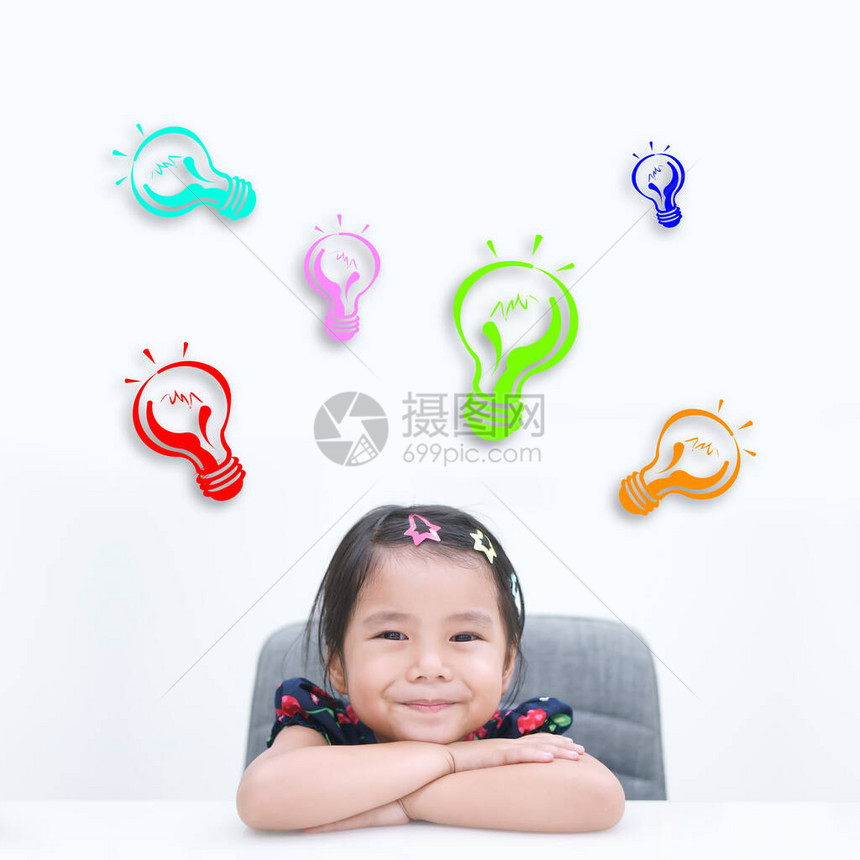 亚洲儿童或小女孩聪明的生意和学生思考新想法图片