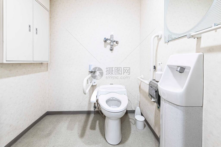 医院病人和残疾人厕所有设施壁橱洗手盆不锈钢把手图片