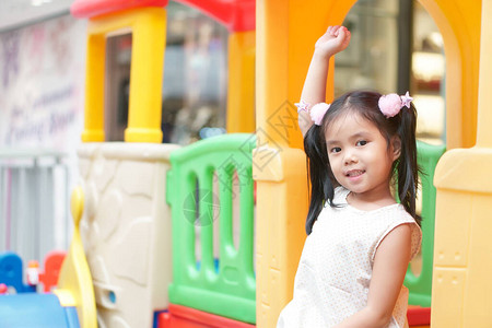 亚洲儿童可爱或小女孩微笑着在色彩缤纷的操场上玩耍图片
