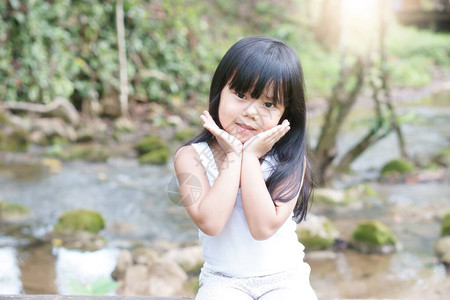 亚洲儿童可爱或小女孩欢快微笑图片