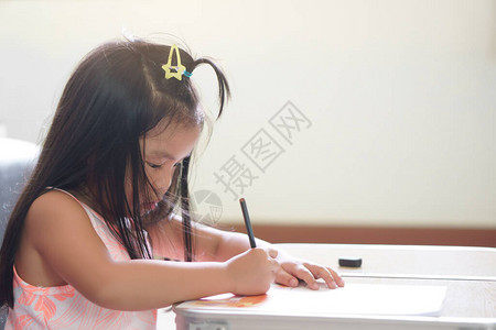 亚洲儿童可爱或小女孩微笑勤奋的复习图片