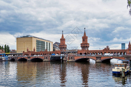 横跨德国最长的柏林桥斯普里图片