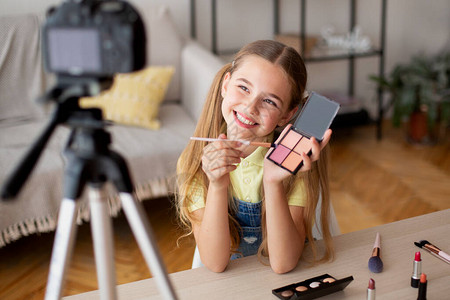 年轻少女记录关于化妆品和化妆品的Vlog图片