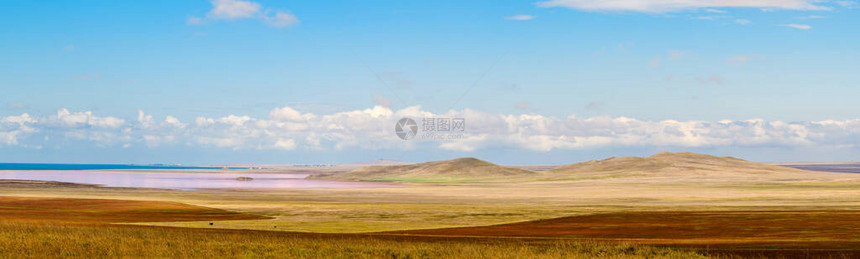 全景观粉红湖和山的景象图片