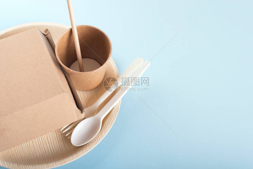 可用餐具杯子叉子勺子稻草和汉堡盒图片