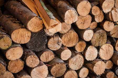 火木家居生活理念原木中的木柴切碎的木柴正在储存中浴缸和壁炉的成品木柴木柴的背景壁背景图片