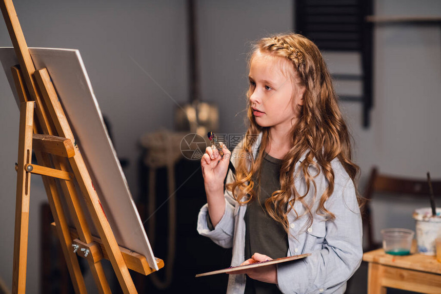 年轻女孩在工作坊工作的创作艺术家图片