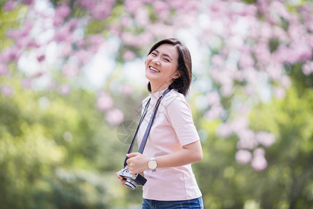 春花公园中快乐的女游客在春花公园散步图片
