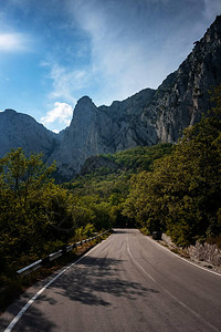 山上的柏油路图片