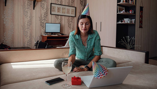 女孩通过视频通话虚拟派对在隔离时间内在线庆祝生日2020年图片
