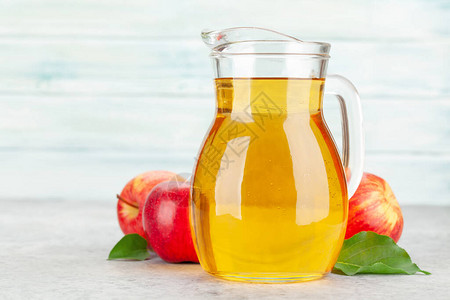 苹果汁在罐中成熟的红苹果水图片