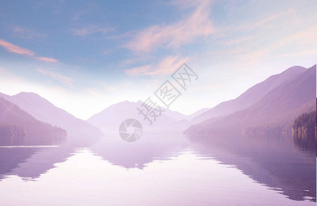 美丽的宁静湖的日出场背景图片