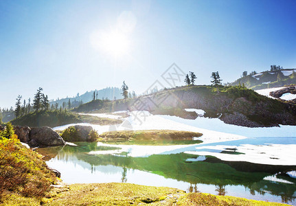 夏季山区的宁静湖美丽的自然风景笑声图片