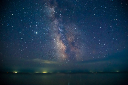 深空天文摄影海面上的银河自然背景图片
