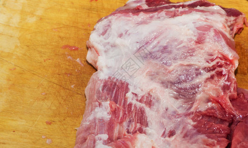 桌上的一块生肉里脊图片
