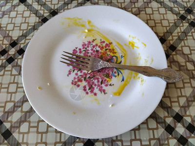 白盘上的炒鸡蛋剩菜图片