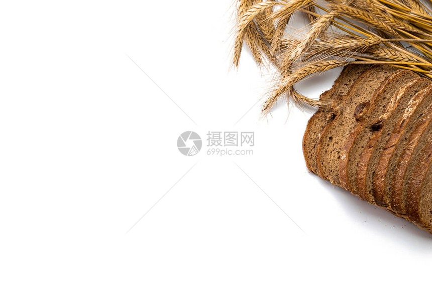 烘焙食品黑麦面包店有硬皮面包和面包屑新鲜的乡村传统面包与小麦谷物或穗状植物隔离在白色背景概图片