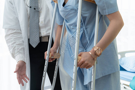 医生照顾医院的拐杖病人图片