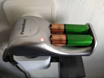 电池在充电器中充电图片
