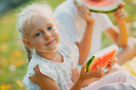 童年家庭健康饮食概念图片