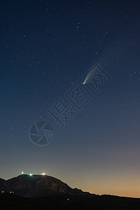 彗星Neowise和DjebelZaghouan图片