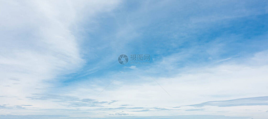 蓝天与云的全景视图图片