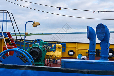 配备必要机制的小型拖船用彩色涂上彩色漆图片