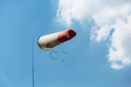 蓝滑翔伞在阳光明媚的一天飞入天空图片