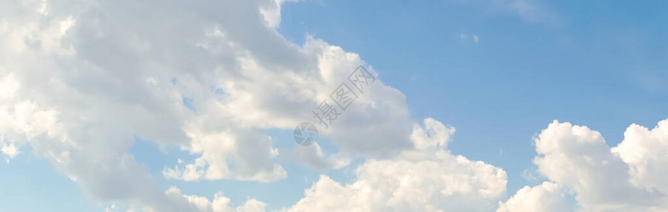 蓝色的天空和美丽的圆云在阳光明媚的一图片