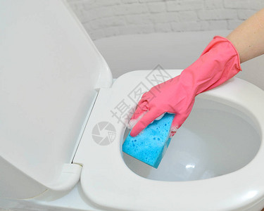 一个戴着红色橡胶手套的女人正在打扫浴室的马桶清洁清洁图片