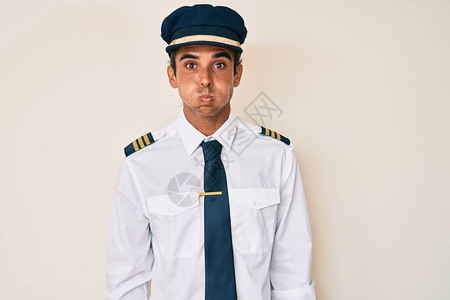 穿着飞机驾驶制服的西班牙年轻人图片