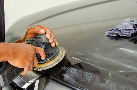 详细记录手握着工作具打磨汽车洗图片