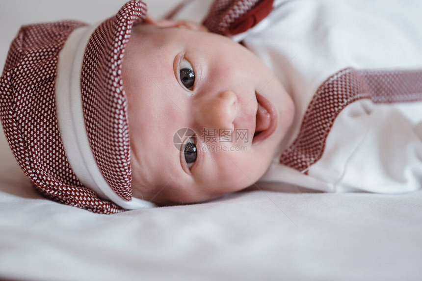 围着巾的可爱新生婴儿图片