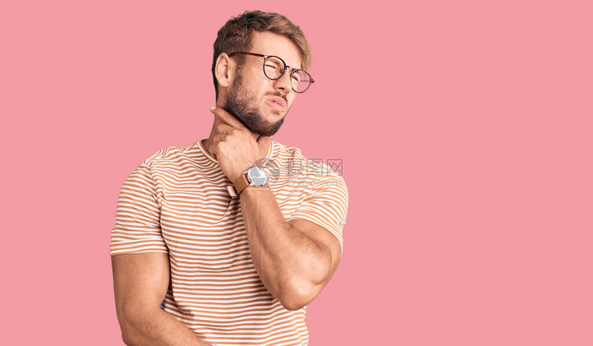 白种人年轻男子穿着休闲服和眼镜图片