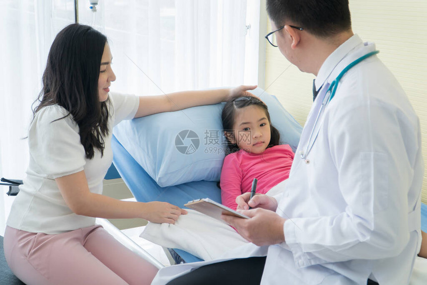 成年母亲和学龄前女儿在诊所咨询儿科医生图片