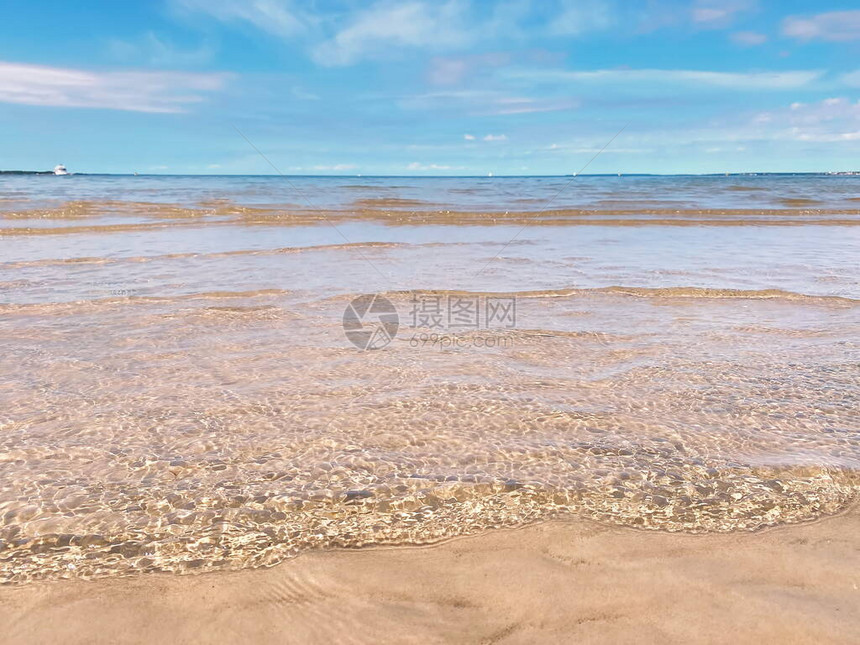 阳光反射海洋水中白毛云图片