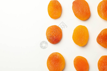 平躺在白色背景上的杏干图片
