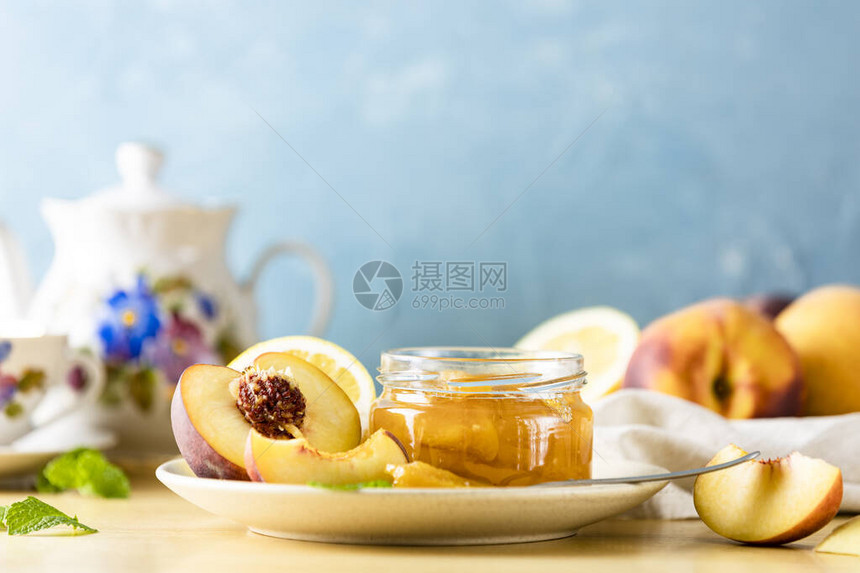 一些新鲜的浆果薄荷糖和茶叶派对都靠近了它咖啡罐里有一图片