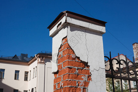 欧洲街道上城市围栏的破碎砖柱图片