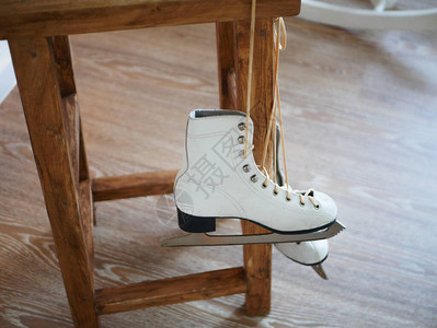 滑冰鞋挂在木椅子上图片